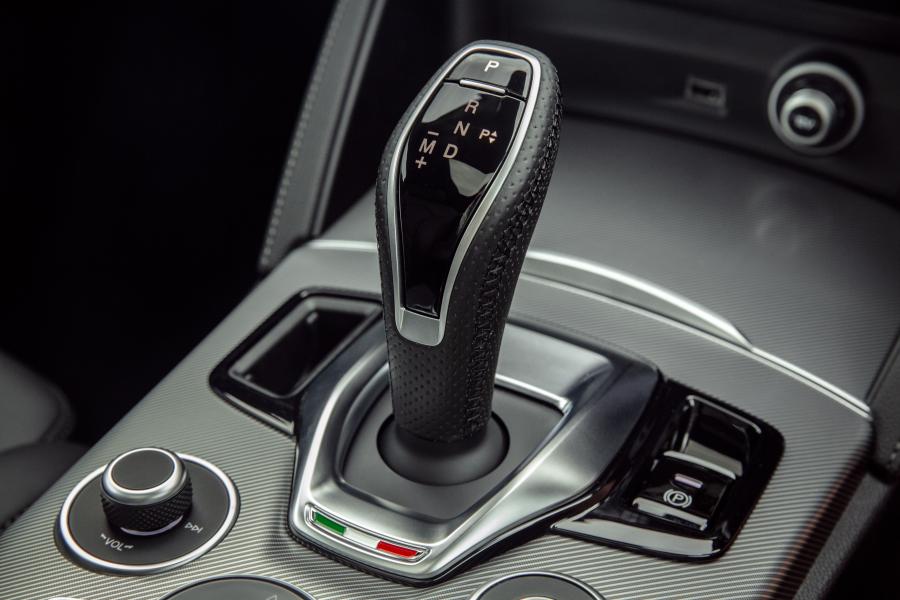 Детали интерьера Alfa Romeo Stelvio Veloce (949) 2020 года  (UK) (фото 32 из 40)